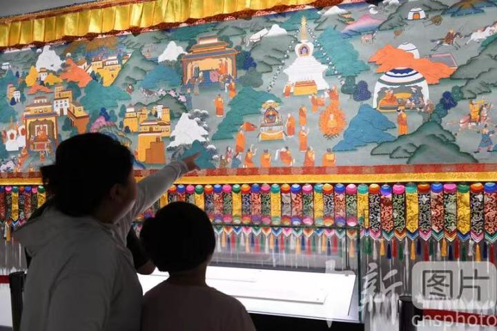 圖為觀眾觀看唐卡《涼州會盟》。 中新社記者 戴文昌 攝