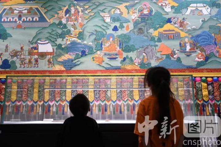 圖為觀眾參觀唐卡《涼州會盟》。 中新社記者 戴文昌 攝