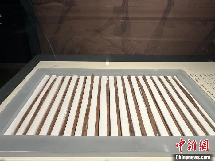 圖為甘肅簡牘博物館展陳的漢簡。中新社記者 戴文昌 攝