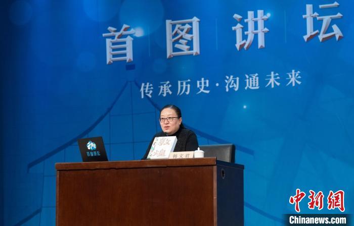 敦煌研究院文化弘揚(yáng)部講解科科長(zhǎng)韓文君。　湖南文藝出版社供圖