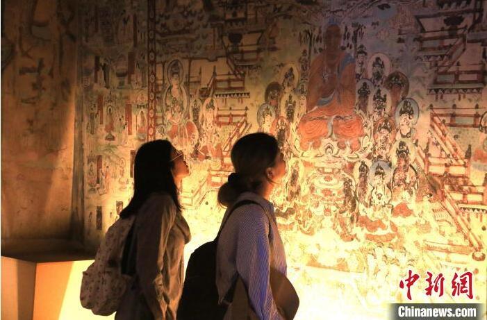 2023年8月27日，游客在甘肅省敦煌市博物館參觀文物展。張曉亮 攝(資料圖)
