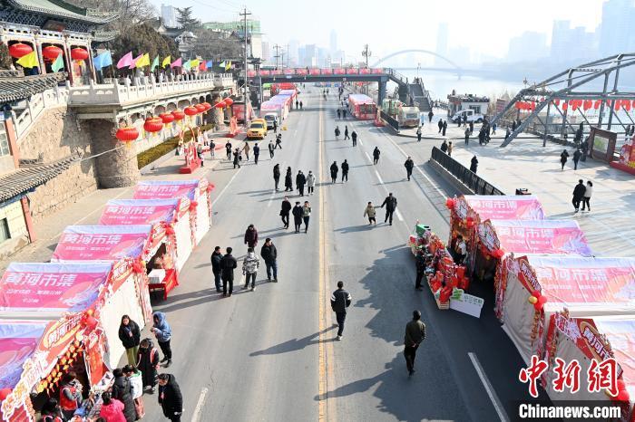 1月30日，蘭州黃河畔的年貨集市吸引顧客選購(gòu)年貨。九美旦增 攝</p><p>