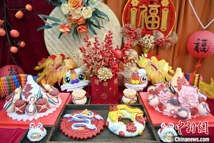1月25日，春節(jié)臨近，蘭州一花饃店“龍”元素花饃熱銷。圖為展出的“龍”元素花饃。九美旦增 攝