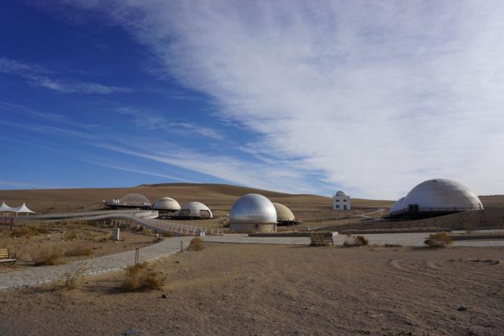 2023年11月28日拍攝的甘肅省武威市民勤縣“摘星小鎮(zhèn)”一角。新華社記者 賈釗 攝