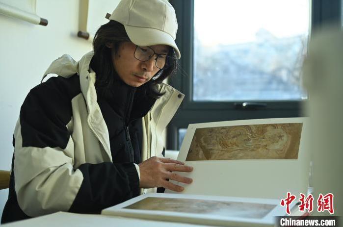 圖為季茂杰研究敦煌文化相關(guān)書籍。李亞龍 攝</p>
<p>