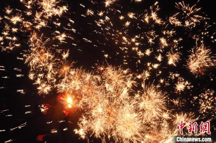 灼熱的鐵水在空中迸散。在空中形成“鐵花火雨”的景象，似天女散花，似群星漫天，如夢(mèng)如幻，美不勝收。侯奇志 攝</p>
<p>
