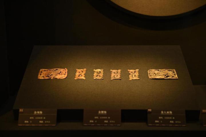 張家川縣馬家塬車輿博物館展陳的馬家塬遺址出土的金項(xiàng)飾、金腰飾、金人畫飾等。李亞龍 攝　　
