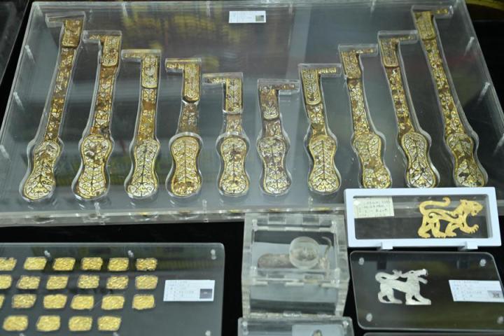 張家川馬家塬出土的金帶飾、大角羊、人形鉛俑及狼形銀車輿飾等文物。