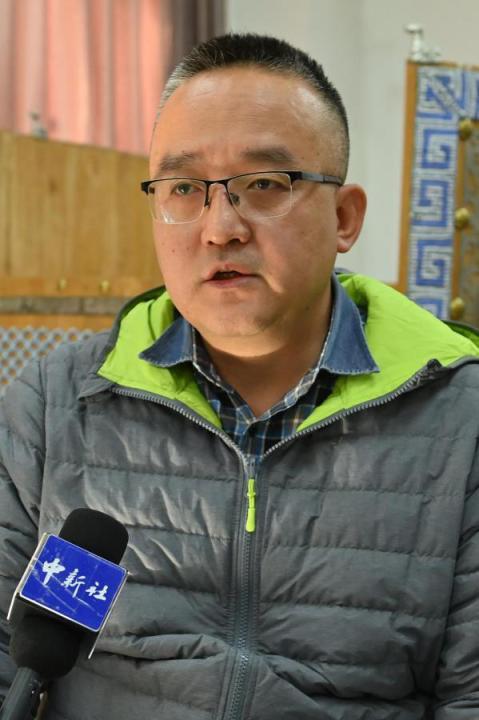 謝焱，甘肅省文物考古研究所副研究館員、考古研究二部主任、田野考古項(xiàng)目負(fù)責(zé)人。主持參與了張家川馬家塬戰(zhàn)國西戎墓地、臨潭磨溝齊家文化墓地等20多項(xiàng)考古調(diào)查、發(fā)掘工作，曾獲得中國國家文物局田野考古二、三等獎，“十二五”文物保護(hù)科學(xué)和技術(shù)創(chuàng)新二等獎等榮譽(yù)。