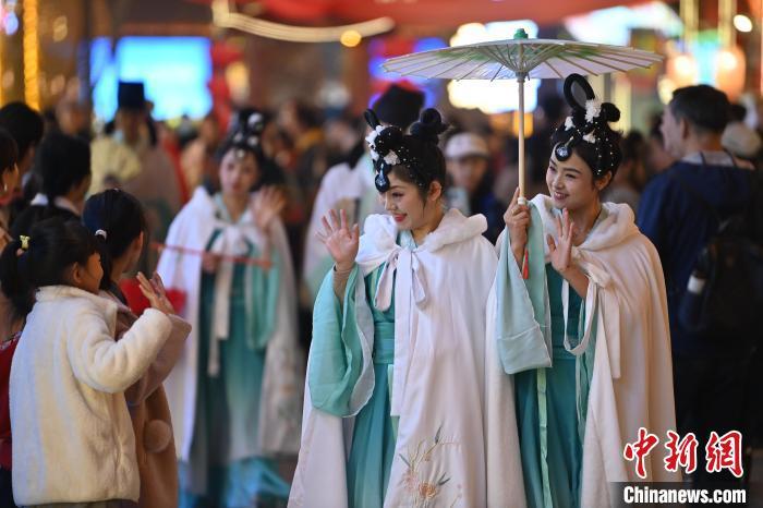 圖為街區(qū)人員著傳統(tǒng)服飾與游人互動。李亞龍 攝</p>
<p>