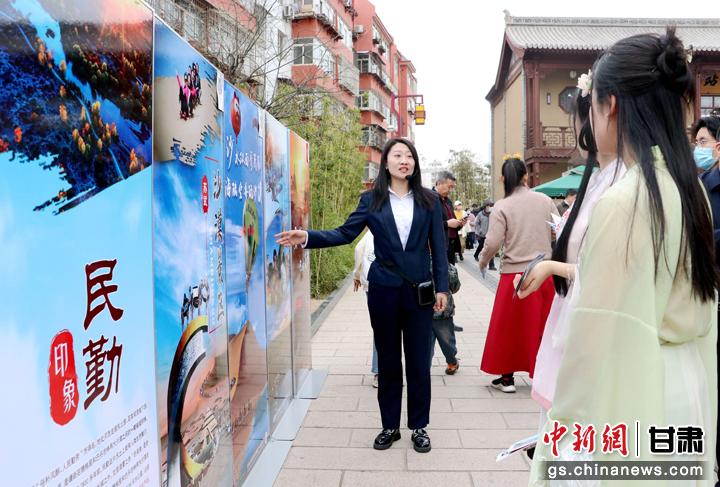 3月下旬，民勤縣在天水啟漢樓廣場舉行推介會，宣傳本地旅游資源和農(nóng)特優(yōu)產(chǎn)品。圖為工作人員向游客介紹民勤自然風(fēng)光、歷史文化。馬愛彬 攝