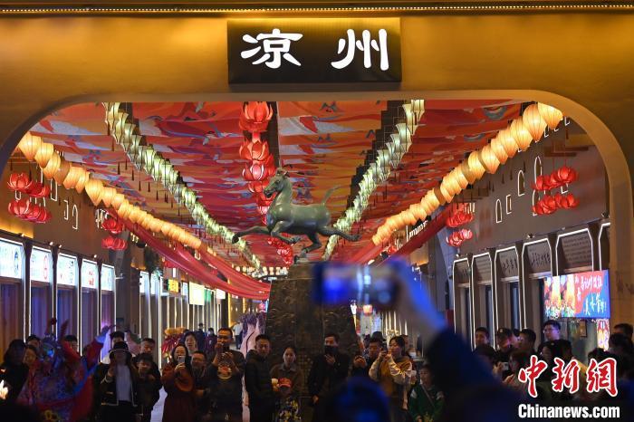 圖為游人拍攝煥然一新亮相的街區(qū)。李亞龍 攝</p><p>