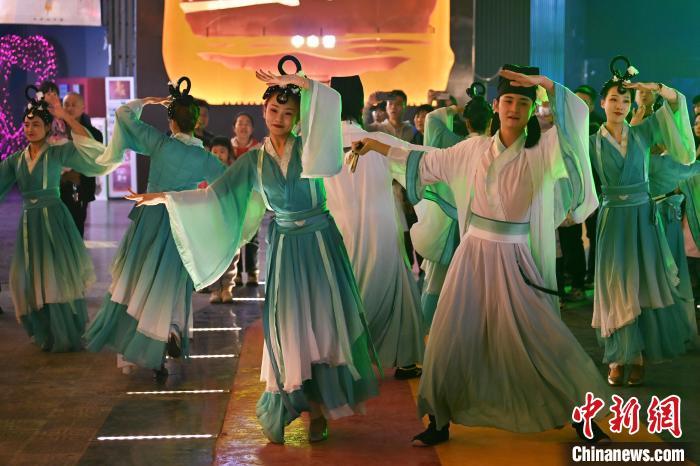 圖為工作人員進(jìn)行舞蹈表演。李亞龍 攝</p><p>