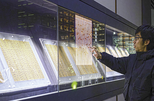 3月6日，工作人員在荊門市博物館新館內(nèi)楚簡展廳展示使用互動裝置。新華每日電訊記者　胡競文