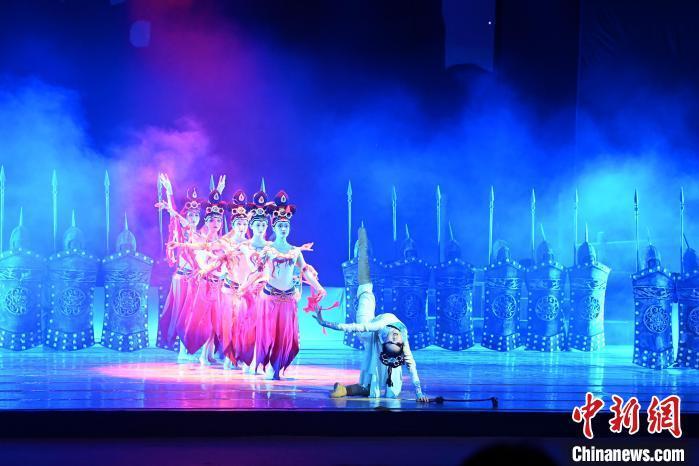 2023年2月18日，蘭州歌舞劇院創(chuàng)排的大型舞劇《大夢敦煌》?！　【琶赖┰?攝