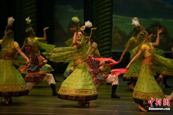 2024年2月23日晚，中國(guó)經(jīng)典舞劇《絲路花雨》在甘肅蘭州演出恭賀新春。李亞龍 攝