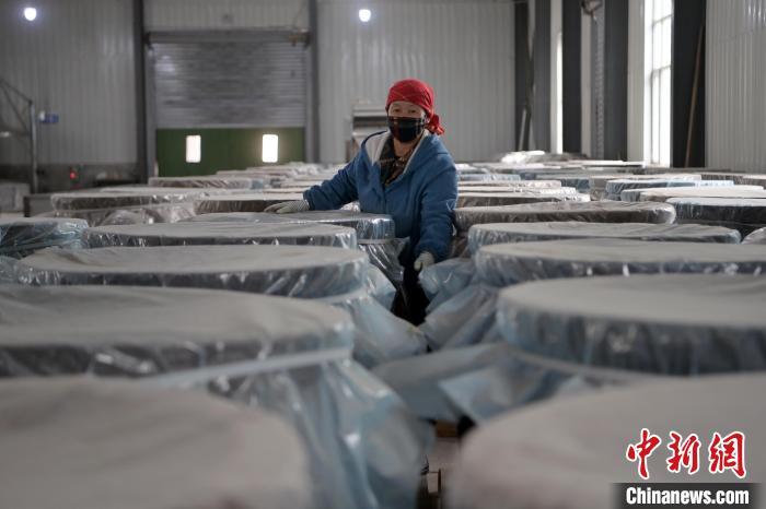 5月10日，工作人員檢查裝有酒糟的壇子。九美旦增　攝