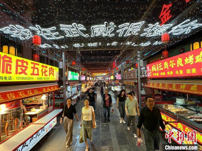 圖為明清街夜市燈光點亮“我在武威很想你”?！〈魑牟?攝</p><p>