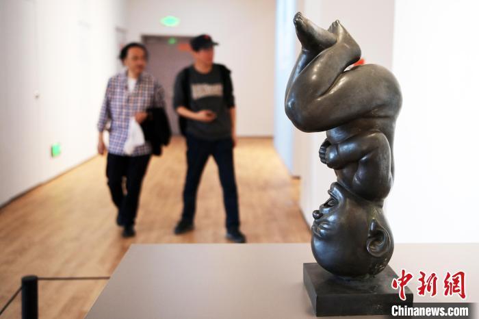 5月21日，觀眾參觀“絲路印跡”雕塑藝術(shù)作品展展出的雕塑作品。九美旦增 攝</p>
<p>