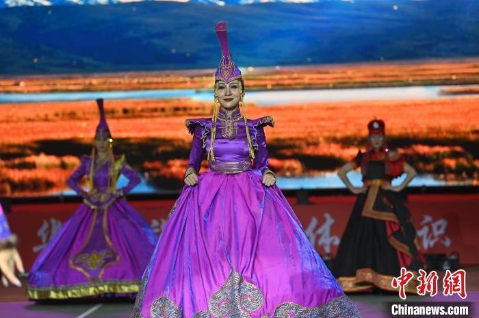 圖為開幕式現(xiàn)場蒙古族服飾秀。李亞龍 攝</p>
<p>