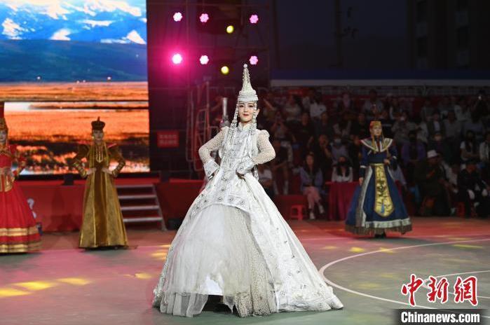 圖為開幕式現(xiàn)場蒙古族服飾秀。李亞龍 攝</p>
<p>