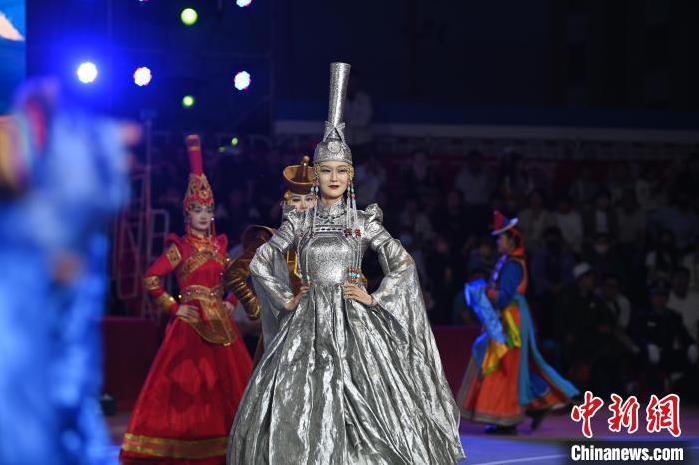 圖為開幕式現(xiàn)場蒙古族服飾秀。李亞龍 攝</p>
<p>