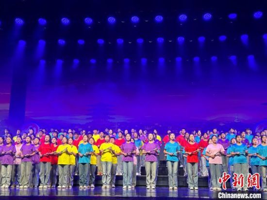 5月28日晚，“詩意甘肅·絲路長風三千里”——月出涼州·武威詩會在甘肅省武威市漢唐天馬城舉行。楊娜 攝