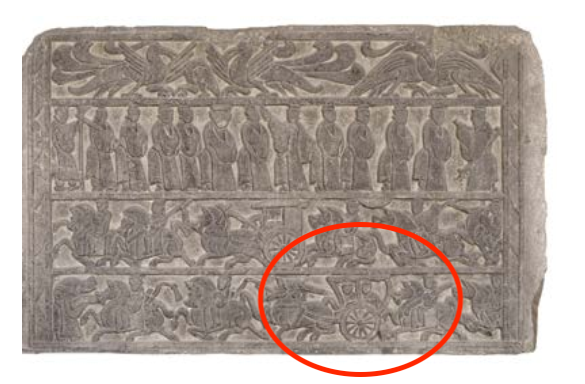 △漢代迎賓、車馬出行畫像石，現(xiàn)藏于臨沂市博物館。畫像石的第四層中有軺車出現(xiàn)。