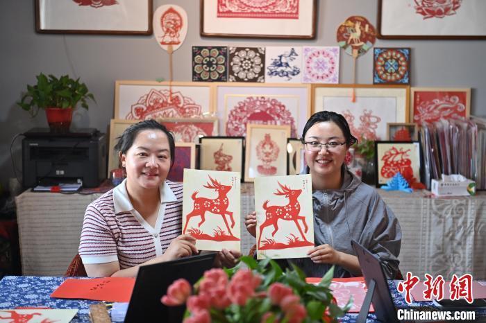 6月6日，在甘肅敦煌青年夜校課程中，青年學員展示學習敦煌非遺剪紙的成果。李亞龍 攝　　