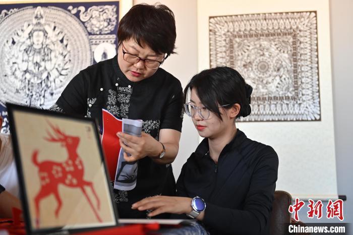 6月6日，在甘肅敦煌青年夜校課程中，青年學員學習敦煌非遺剪紙課程。李亞龍 攝