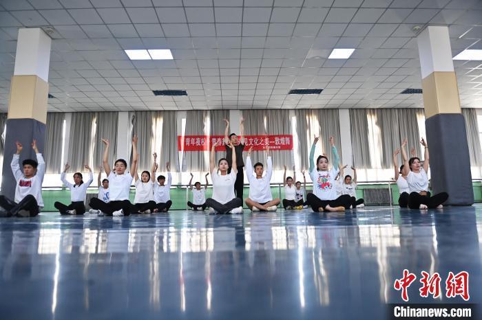 6月6日，在甘肅敦煌青年夜校課程中，青年學員學習敦煌舞課程。李亞龍 攝　　