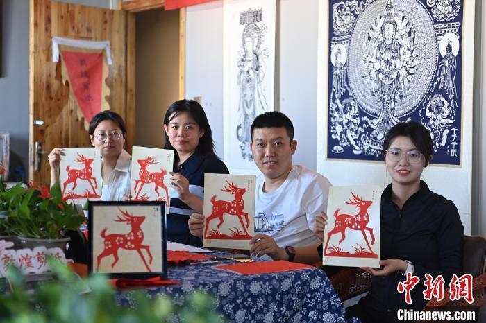 6月6日，在甘肅敦煌青年夜校課程中，青年學員展示學習敦煌非遺剪紙的成果。李亞龍 攝　　
