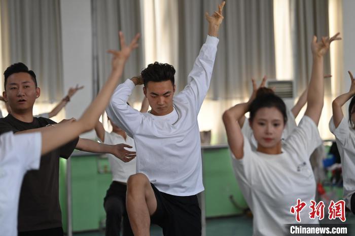 6月6日，在甘肅敦煌青年夜校課程中，青年學員學習敦煌舞課程。李亞龍 攝　　