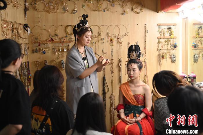 6月6日，在甘肅敦煌青年夜校課程中，青年學員學習敦煌美妝課程。李亞龍 攝