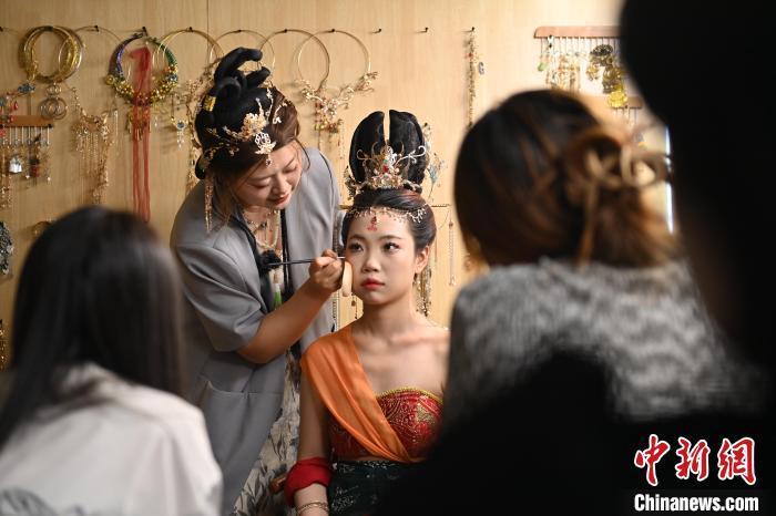 6月6日，在甘肅敦煌青年夜校課程中，青年學員學習敦煌美妝課程。李亞龍 攝　　