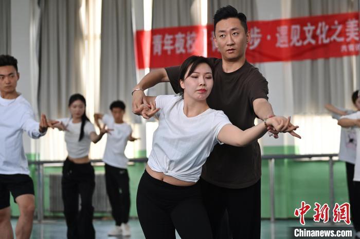 6月6日，在甘肅敦煌青年夜校課程中，學員學習敦煌舞課程。李亞龍 攝　　