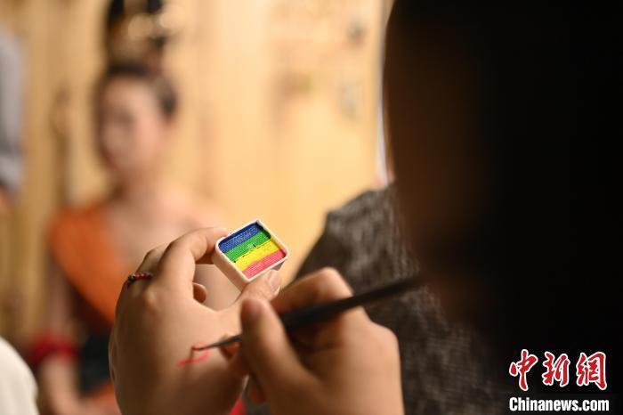 6月6日，在甘肅敦煌青年夜校課程中，青年學員學習敦煌美妝課程。李亞龍 攝　　