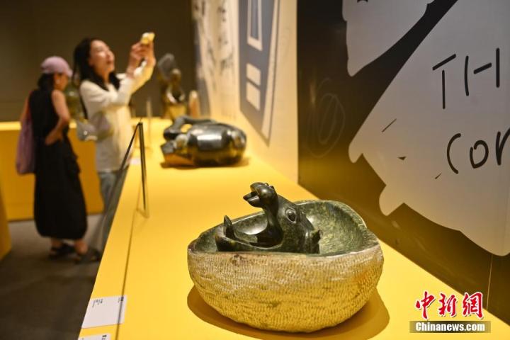 圖為該藝術(shù)展展陳的蛇紋石作品《河馬池》。中新社記者 李亞龍 攝