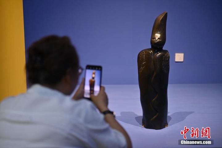 圖為游客拍攝蛇紋石作品《貴婦人》。中新社記者 李亞龍 攝