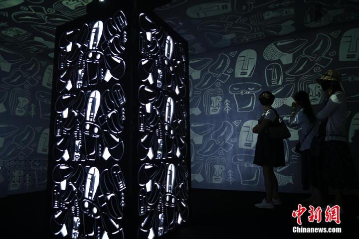 圖為游客參觀藝術(shù)展。中新社記者 李亞龍 攝