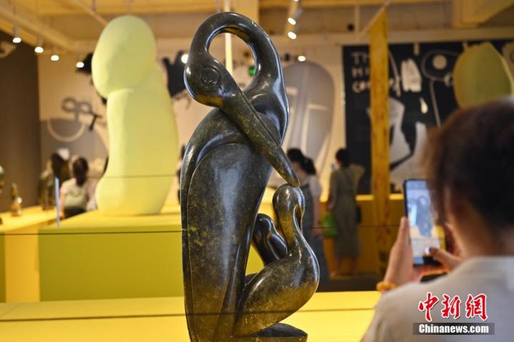 圖為游客拍攝蛇紋石作品《依戀》。中新社記者 李亞龍 攝