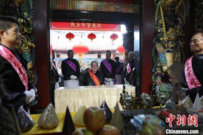 6月21日，“2024(甲辰年)兩岸共祭人文始祖伏羲典禮”在臺灣新北舉行。擔任主祭官的先嗇宮董事長、中國國民黨前秘書長李乾龍(中)出席典禮并擔任主祭官。中新社記者 張曉曦 攝