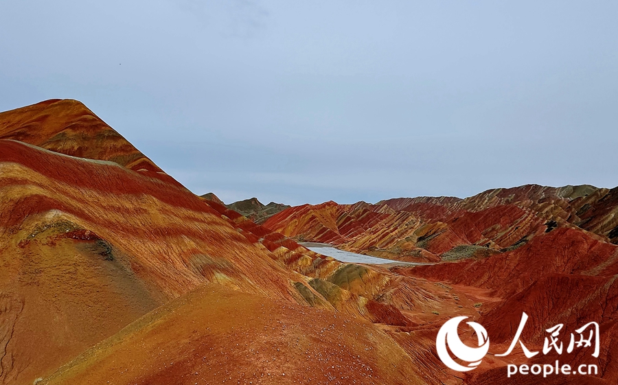 雨后的七彩丹霞，顏色格外艷麗。人民網(wǎng)記者 徐冬兒攝