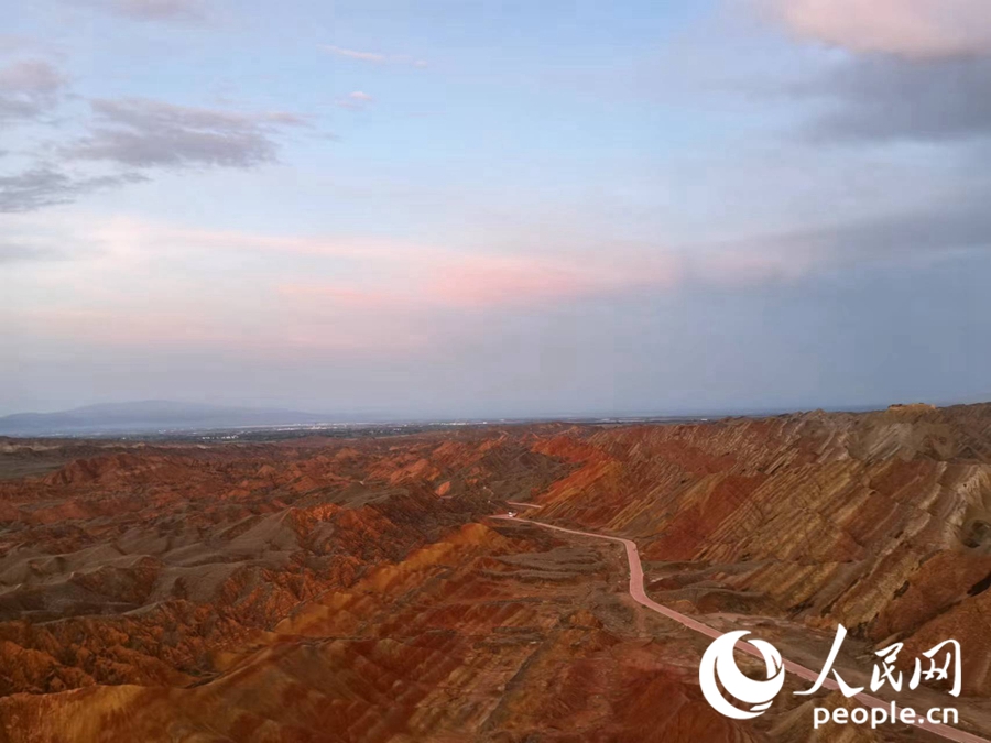 日落時(shí)分，余暉與丹霞交相輝映。人民網(wǎng)記者 唐嘉藝攝