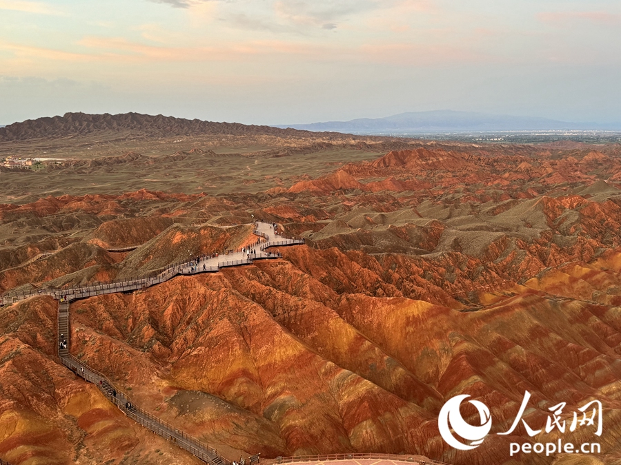 日落時(shí)分，余暉與丹霞交相輝映。人民網(wǎng)記者 徐冬兒攝