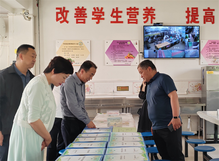 市紀(jì)委監(jiān)委扎實(shí)推動(dòng)開展群眾身邊腐敗和作風(fēng)問(wèn)題集中整治工作，圖為市紀(jì)委監(jiān)委派駐市教育局紀(jì)檢監(jiān)察組在白銀區(qū)開展“中小學(xué)校園食品安全和膳食經(jīng)費(fèi)管理”集中整治工作開展情況督查.jpg