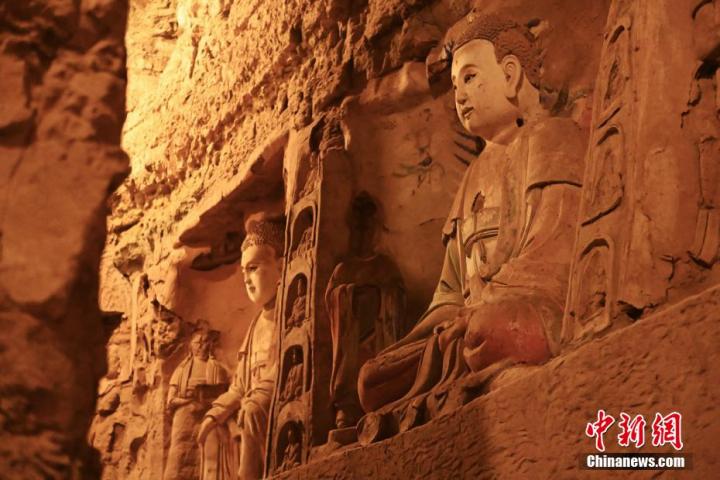 7月15日，甘肅省平?jīng)鍪袥艽h百里石窟長(zhǎng)廊中的王母宮石窟造像。百里石窟長(zhǎng)廊位于涇川縣境內(nèi)，由512個(gè)石窟、5眼窟中石井組成，現(xiàn)存王母宮石窟、鳳凰山石窟、南石窟寺、丈八寺石窟、羅漢洞石窟、太山寺石窟等規(guī)模較大的石窟群，還有數(shù)量眾多的小石窟群。王母宮石窟又名千佛洞，該窟設(shè)計(jì)宏大，造像生動(dòng)，窟內(nèi)擁有造像數(shù)百尊，是較為珍貴的佛教文化歷史遺存。中新社記者 李亞龍 攝</p>
<p>