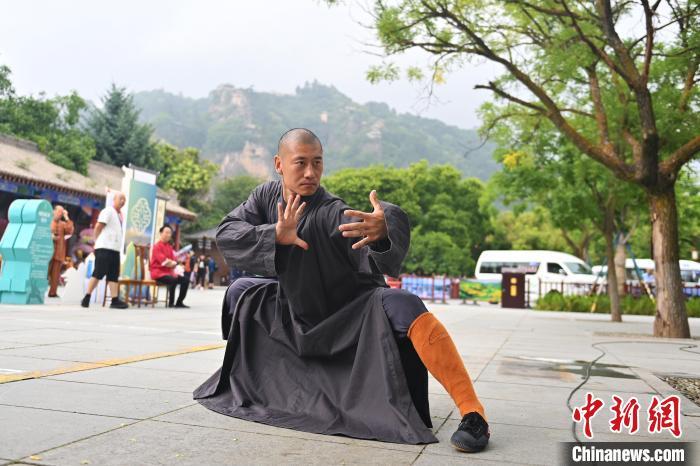 7月14日，甘肅省平?jīng)鍪嗅轻忌骄皡^(qū)內(nèi)，嵩山少林弟子展示武藝。7月13日至14日，“2024年北京體育大學(xué)第十五屆國(guó)際武術(shù)比賽交流大會(huì)暨首屆崆峒山國(guó)際武術(shù)大會(huì)”舉行，大會(huì)也在崆峒山景區(qū)進(jìn)行問道崆峒、武術(shù)高級(jí)研修班、崆峒拜師等系列活動(dòng)。中新社記者 李亞龍 攝</p>
<p>
