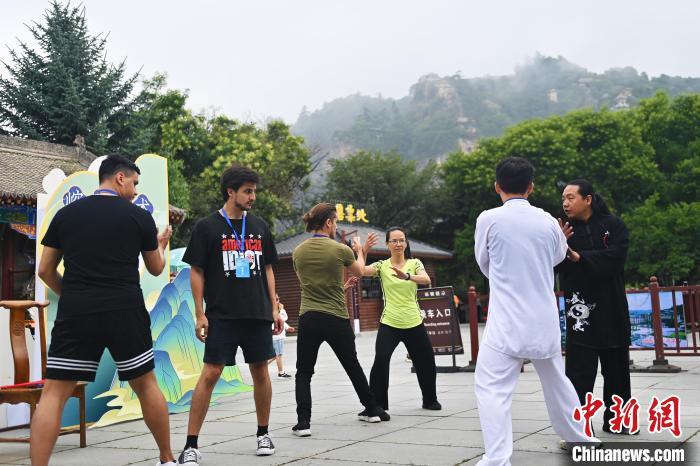 7月14日，甘肅省平?jīng)鍪嗅轻忌骄皡^(qū)內(nèi)，外籍武術(shù)愛好者學(xué)習(xí)崆峒派武術(shù)。7月13日至14日，“2024年北京體育大學(xué)第十五屆國(guó)際武術(shù)比賽交流大會(huì)暨首屆崆峒山國(guó)際武術(shù)大會(huì)”舉行，大會(huì)也在崆峒山景區(qū)進(jìn)行問道崆峒、武術(shù)高級(jí)研修班、崆峒拜師等系列活動(dòng)。中新社記者 李亞龍 攝</p>
<p>