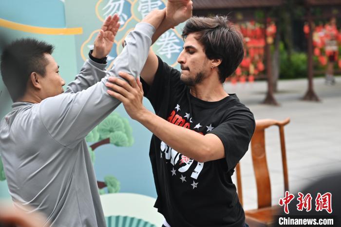 7月14日，甘肅省平?jīng)鍪嗅轻忌骄皡^(qū)內(nèi)，外籍武術(shù)愛好者(右)進(jìn)行忽雷太極拳切磋。7月13日至14日，“2024年北京體育大學(xué)第十五屆國(guó)際武術(shù)比賽交流大會(huì)暨首屆崆峒山國(guó)際武術(shù)大會(huì)”舉行，大會(huì)也在崆峒山景區(qū)進(jìn)行問道崆峒、武術(shù)高級(jí)研修班、崆峒拜師等系列活動(dòng)。中新社記者 李亞龍 攝</p>
<p>